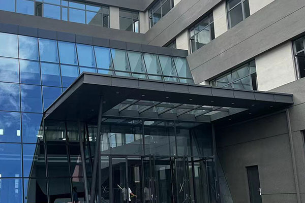 沈陽幕墻公司從節(jié)能工程的角度考慮，建筑幕墻可分為兩種!