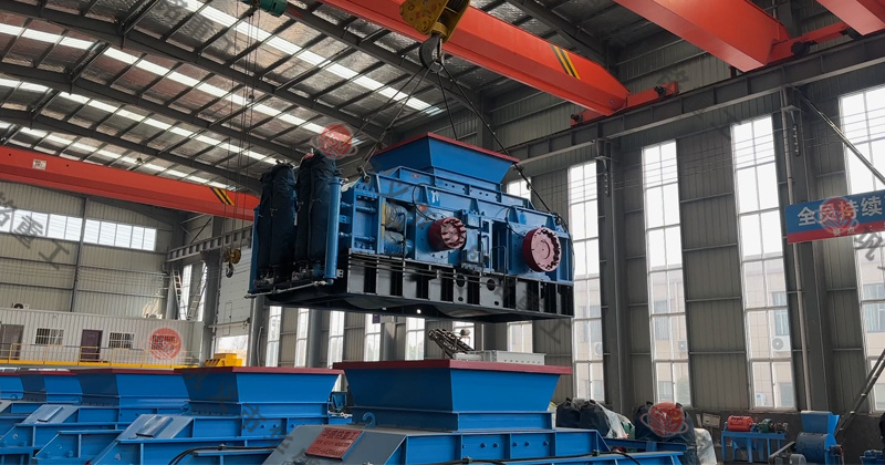 如何維護(hù)和保養(yǎng)鐵礦石對輥破碎機(jī)以延長其壽命？